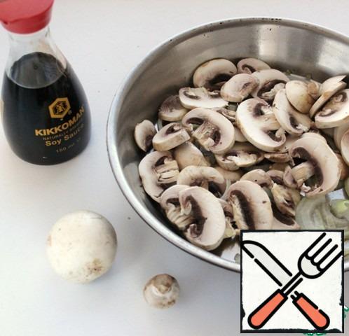 In a frying pan, heat 2 tablespoons of vegetable oil, fry onions, add mushrooms and cook until tender.