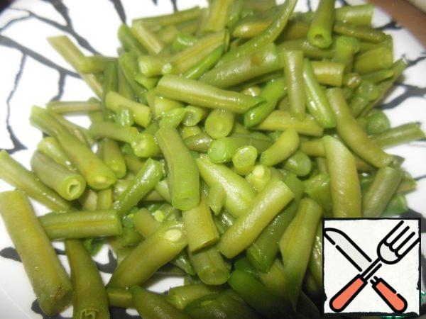 Boil the asparagus beans for 3 minutes in lightly salted water and immediately transfer to a container with cold water.
