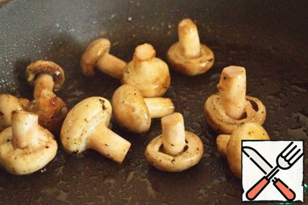 Now we send the mushrooms to the fragrant oil and fry them until cooked for 5 minutes.
