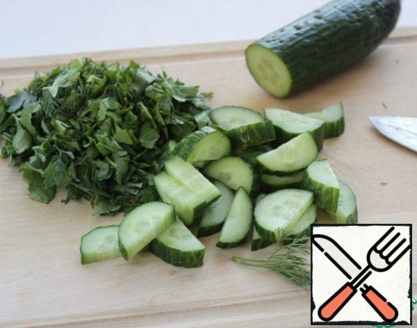 Wash the greens, fresh cucumbers, dry them, cut them.
