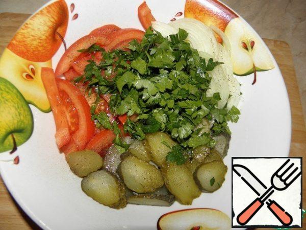 Finely chop the parsley and add to the salad, season with vegetable oil and add spices to taste.
