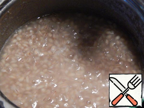Put the pearl barley to boil. It will take 15-20 minutes.
