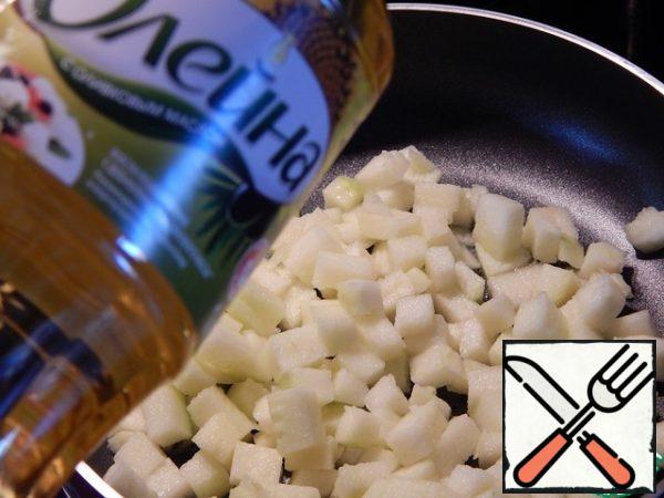 Cut the apples into cubes and put them in a frying pan with heated oil.

