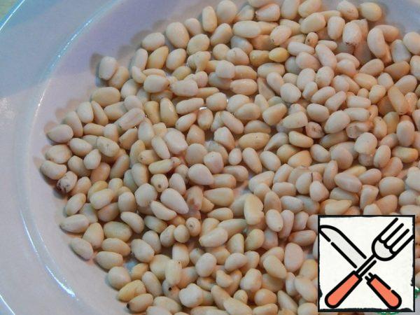Pine nuts fry in a microwave oven.
