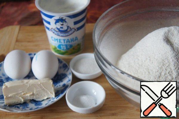 Prepare the products for the test.
Sift the flour into a wide bowl, mix with salt and sugar.
