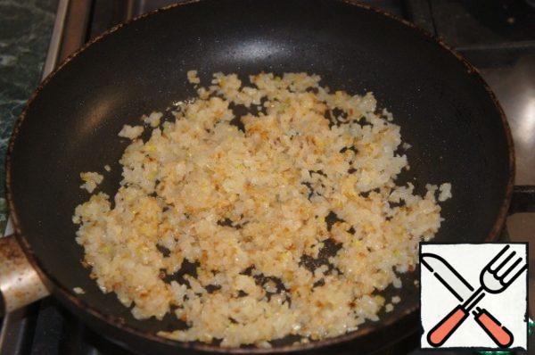 Meanwhile, prepare the filling.
Finely chop the onion and fry until golden brown.