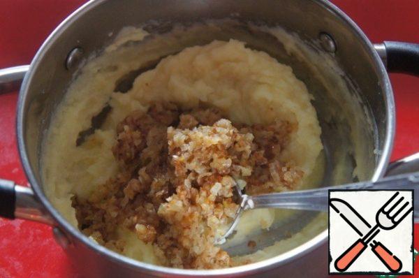Peel potatoes, boil in salted water, cook mashed potatoes, season with milk and fried onions.
