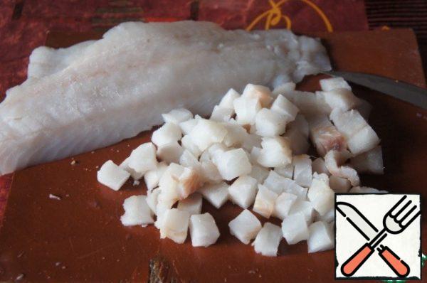 Cut the fish fillets into small cubes, add salt, pepper, and season to taste.
