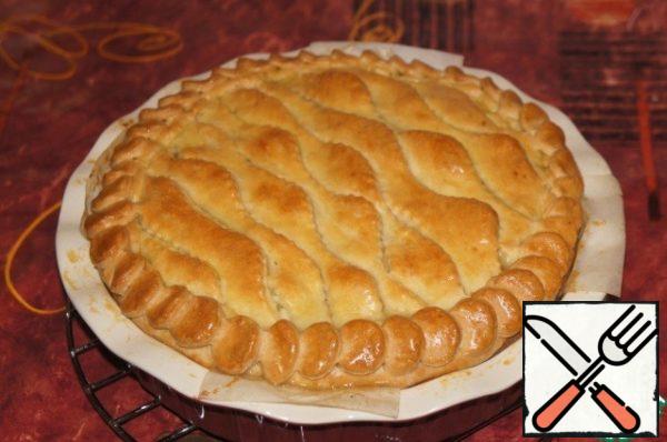 Bake for 20 minutes. Then reduce the temperature to 180 * C and bake the pie until ready, 10-15 minutes.