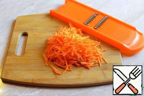 Peel the carrots and grate them on a coarse grater.
