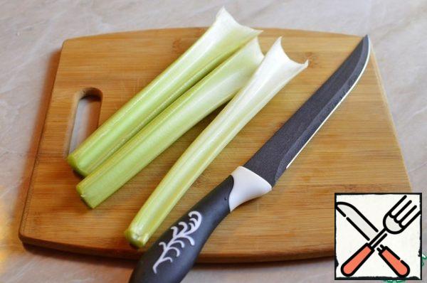Wash the celery stalk and cut into rings.
