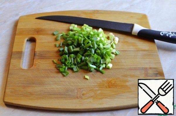 Chop the green onions.

