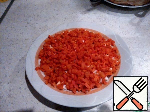 The third layer is carrots.
It is filled with mayonnaise.