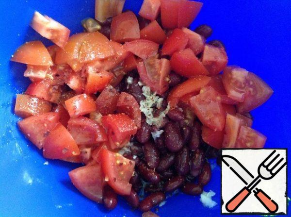 Add oil, pepper and tomatoes, cut into medium cubes.
