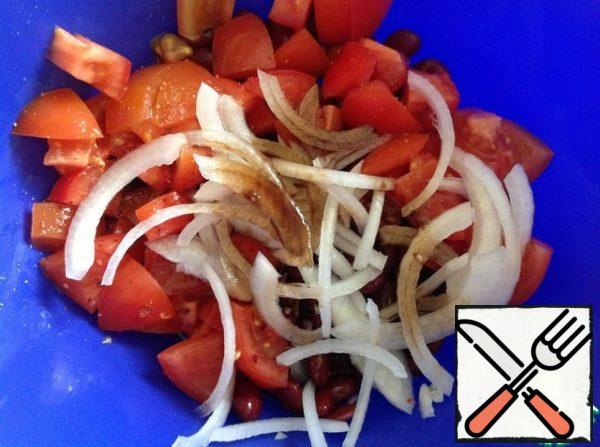Add salt, onion, sliced into half rings, and balsamic vinegar. Mix the salad.