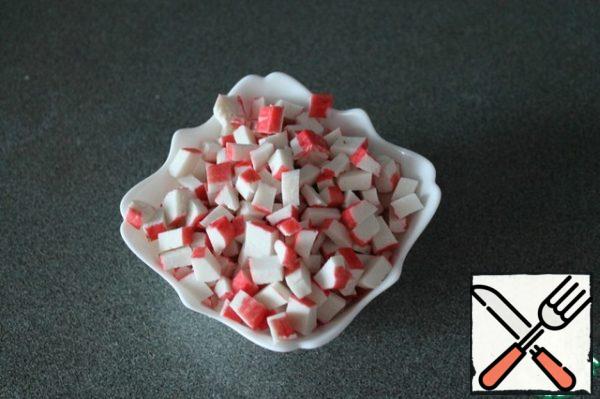 Cut the crab sticks into small cubes.
