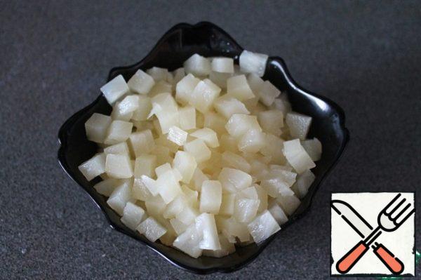 Also cut the pineapple into small cubes.
