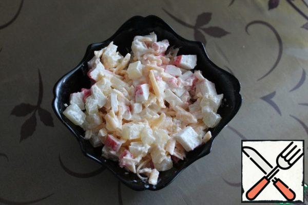 Mix the ingredients and season with mayonnaise. And you will get a delicious sweet salad. Without salt, cheese and crab sticks are salty. I also add 1-2 cloves of garlic, but this is for an amateur!