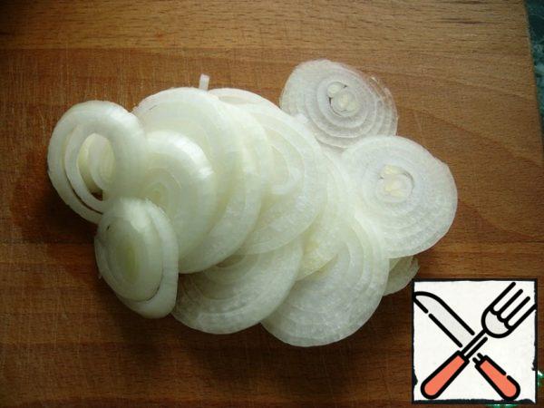 Onions cut into thin rings.