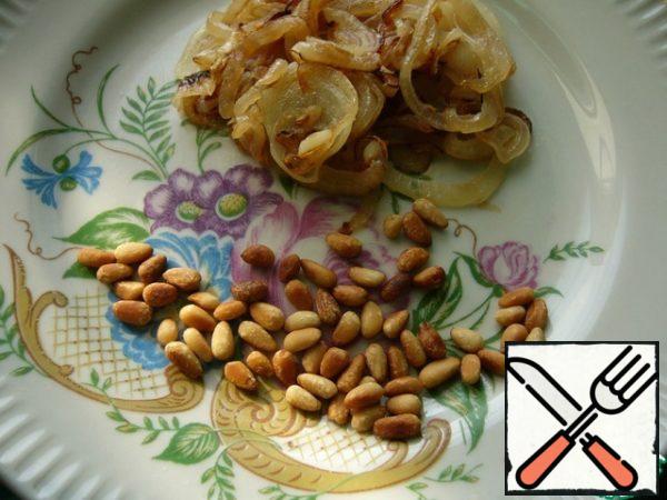 Pine nuts fry in a dry pan and put on a plate to fried onions.