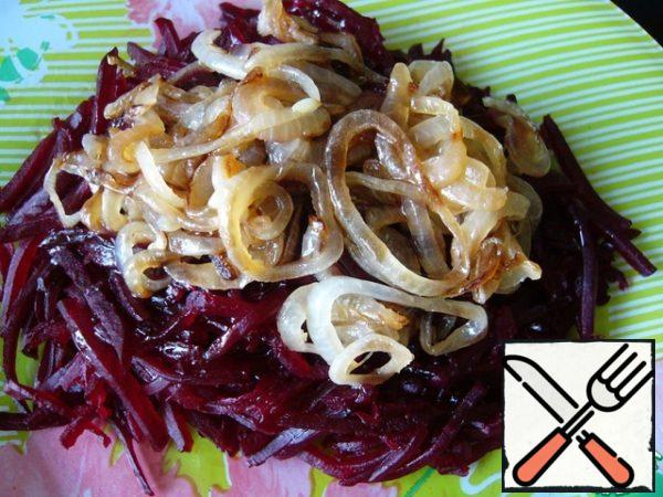 Put the fried onions on top and pour the prepared dressing.