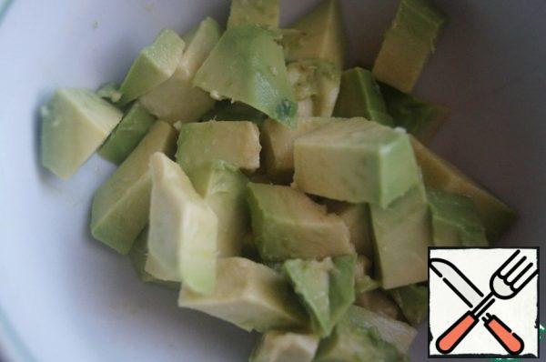 Avocado clean, remove the bone and cut into cubes.
