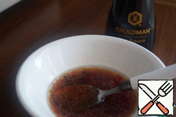 Prepare the salad dressing: pour grapefruit juice into a bowl, add soy sauce, olive oil and honey. Mix well.
