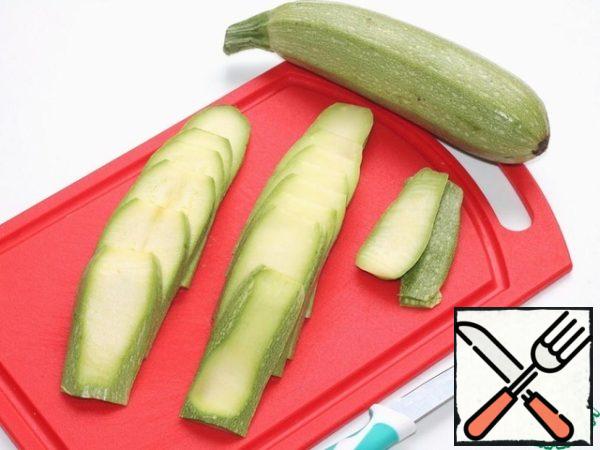 Zucchini wash, dry, remove the stalk. Cut the plates, lightly fry in a pan in oil. The finished plate of zucchini to put on a paper towel to remove excess oil.