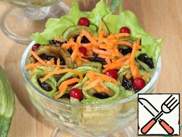 In a salad bowl or ice cream dish lay out lettuce leaves, then the zucchini, prunes, Korean carrot and decorate with berries, let stand 10 minutes sprinkle with sesame seeds.