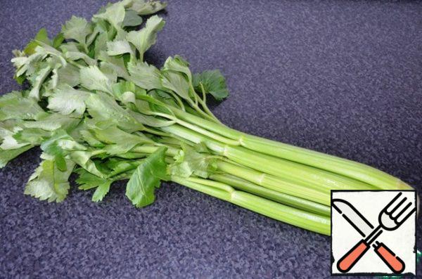 That's how my celery looked (young)!
Let's talk a little about how to eat celery properly!
If the stems are young, fresh, you can not peel off the top layer from them.
If the stalks are old, it is necessary to carefully remove the top layer with a knife or a vegetable peeler, so as not to eat the fiber later (they are very poorly chewed).