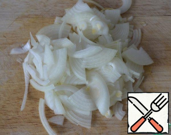 Peel the onion and cut it into half rings.
