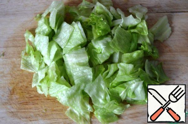 Wash the salad, slice or finely tear.
