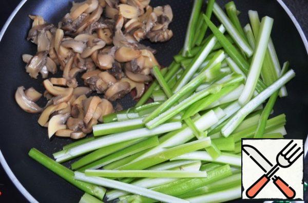 In a frying pan with a small amount of olive oil, fry the celery and mushrooms for 5-7 minutes over high heat, constantly shaking the pan or stirring.
Let it cool down.
