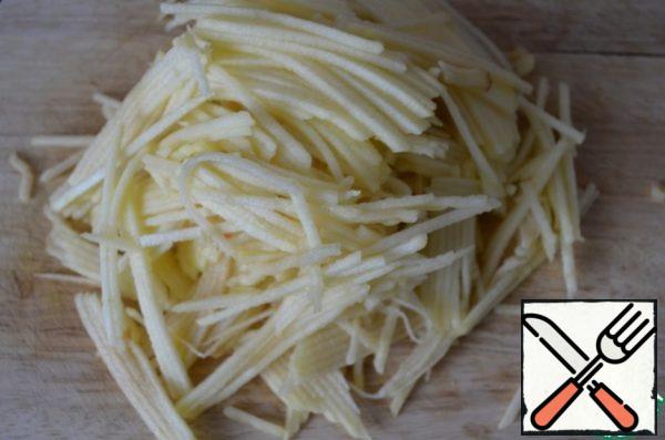 Peel the apple and cut or rub it into strips, put it in a bowl and sprinkle with a small amount of lemon juice.
