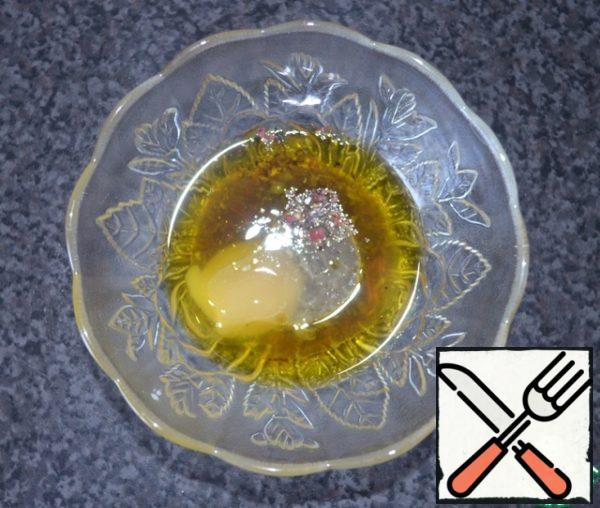 Prepare the salad dressing.
In a separate bowl, mix 1.5 tablespoons of olive oil, honey, soy sauce and the remaining lemon juice, whisk with a fork.
In a salad bowl, mix apples, onions, lettuce leaves, fried celery with mushrooms and celery greens. Season, stir, season with pepper and salt.