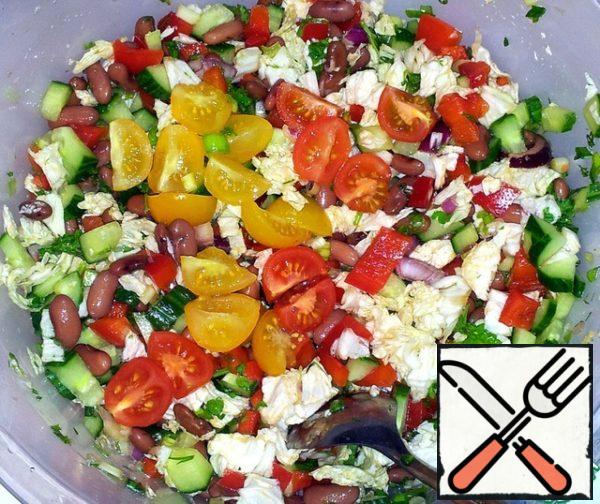 Cherry tomatoes cut into quarters. I salted the contents of the bowl, added sugar, poured oil, balsamic vinegar, squeezed lemon juice and mixed well.
