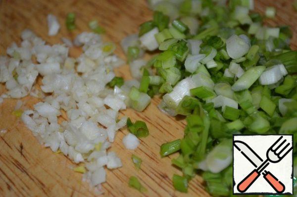 Garlic crush and chop. Finely chop the onion.