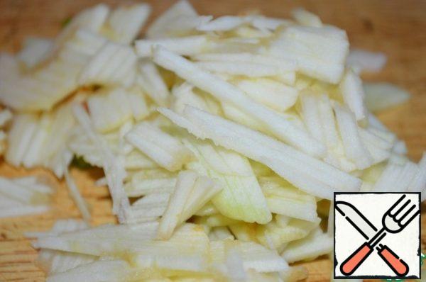 Peel the apple and remove the core, cut into strips.

