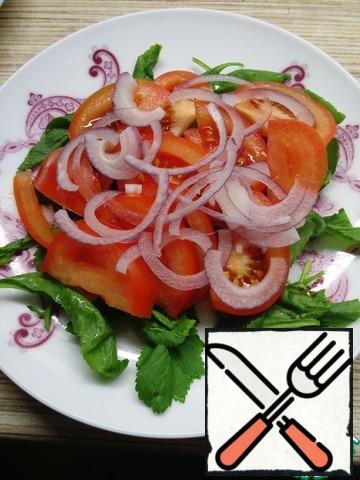 Onions cut into thin half-rings and put on tomatoes. (Luke can put more.)
