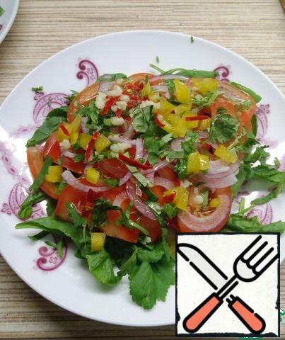 Last of all, sprinkle with finely chopped bell pepper. Before serving, salt the salad to taste, pour the dressing and serve.