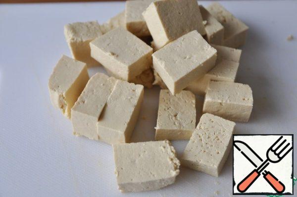 Take the tofu, cut into 1.5-2 cm pieces.
