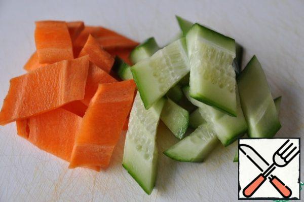 We take carrots and cucumber, cut into strips, and then into lozenges, this is the kind of slicing that is popular in Chinese cuisine.
