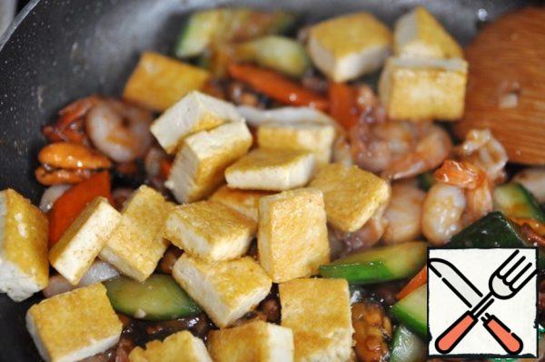 Add the fried tofu, stir, let it brew for a couple of minutes and soak in the aroma and taste of tofu.
