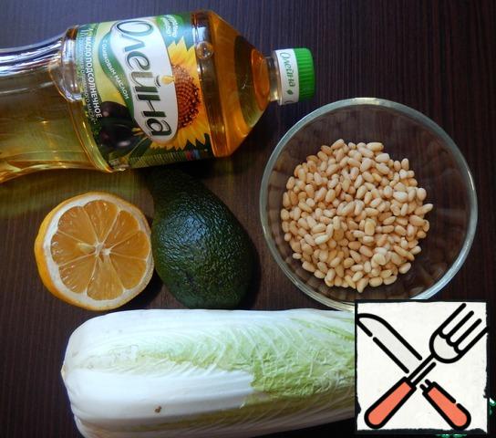 Here are the main products for the salad, pine nuts, if desired, you can fry.