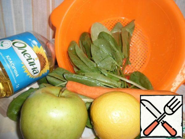 Wash the spinach, apple, carrot, lemon well.

