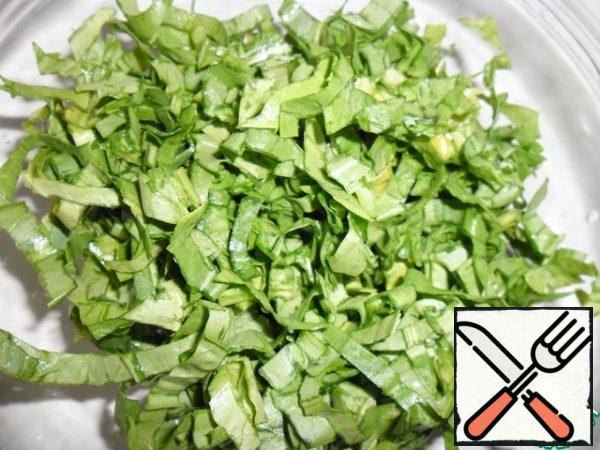Thinly slice the spinach.
