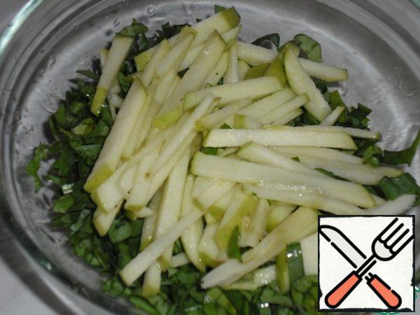 Cut the apple in half, peel the seeds and stalks, cut into thin strips. Gently stir in half the lemon juice and add to the spinach.
