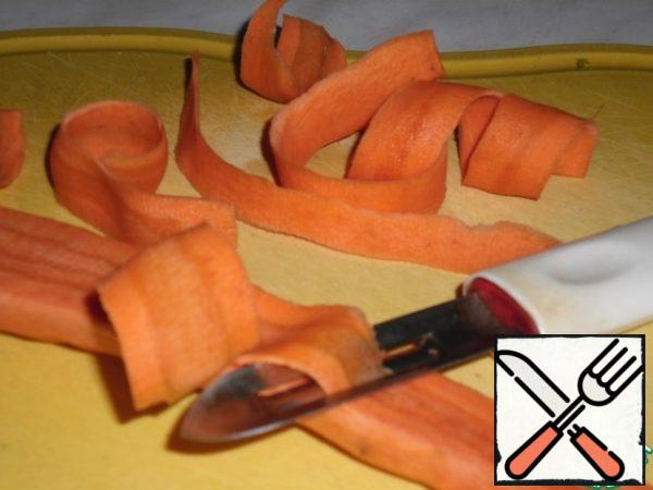 Peel the carrots, cut into thin slices with a cleaning knife.
