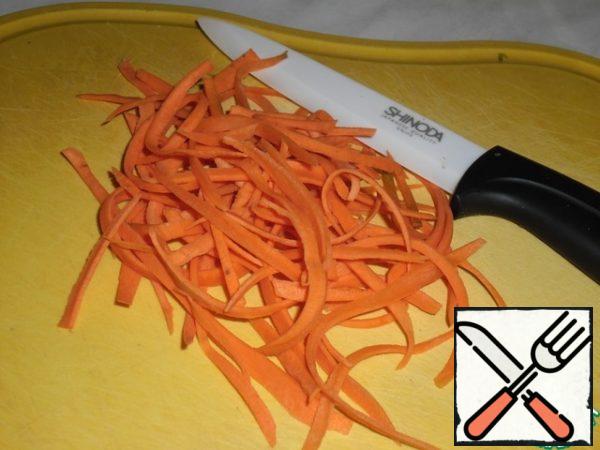 Cut the carrots into thin long strips. The longer and thinner, the better. Put it in a salad bowl with spinach and apples.
