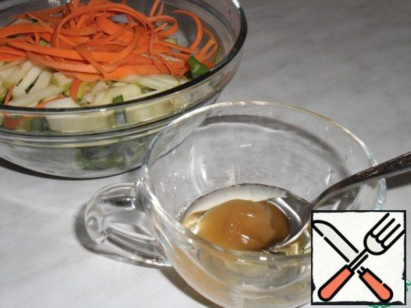 Mix sunflower oil, remaining lemon juice, honey and mustard. Pour the sauce over the salad.

